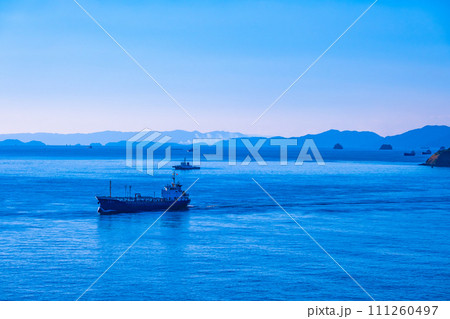 瀬戸内海を行く船 111260497