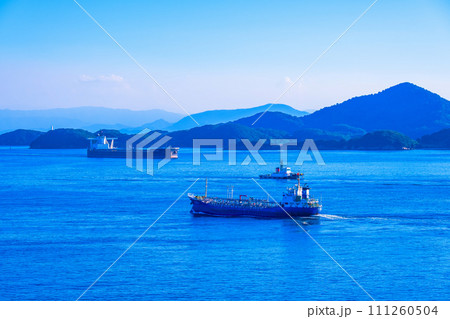 瀬戸内海を行く船 111260504