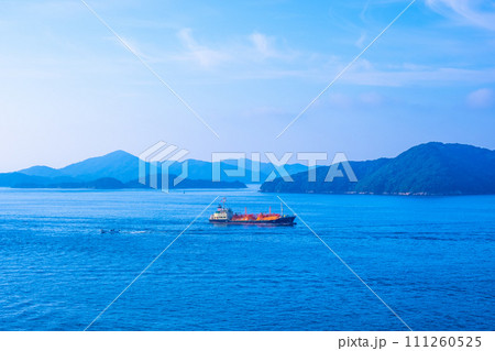 瀬戸内海を行く船 111260525
