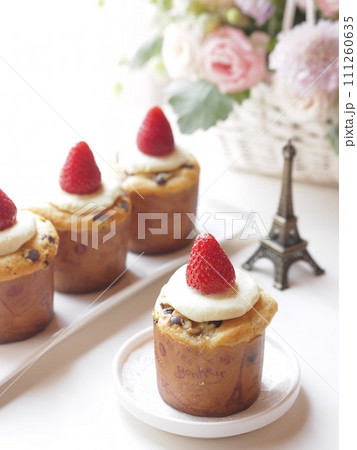 春イメージ イチゴのカップケーキ 春イメージ イチゴのカップケーキ 111260635