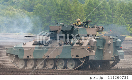 硝煙の中を駆ける陸上自衛隊89式装甲戦闘車 硝煙の中を駆ける陸上自衛隊89式装甲戦闘車 111260731