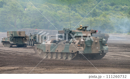 硝煙の中を駆ける陸上自衛隊89式装甲戦闘車 111260732