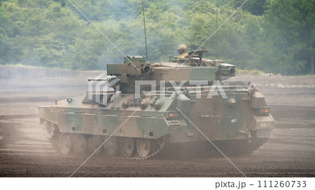 硝煙の中を駆ける陸上自衛隊89式装甲戦闘車 111260733