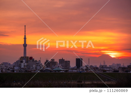 夕焼けに染まるスカイツリーとダイヤモンド富士 夕焼けに染まるスカイツリーとダイヤモンド富士 111260869