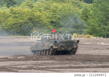 前傾し射撃態勢の陸上自衛隊90式戦車 111260971
