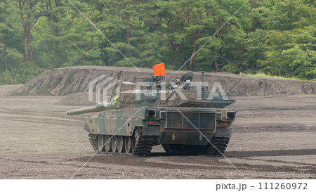 訓練展示で故障役の陸上自衛隊90式戦車 111260972