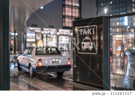 夜のタクシーの乗り場 111261317