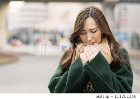 寒い外で待つ凍える若い女性 寒い外で待つ凍える若い女性 111261350