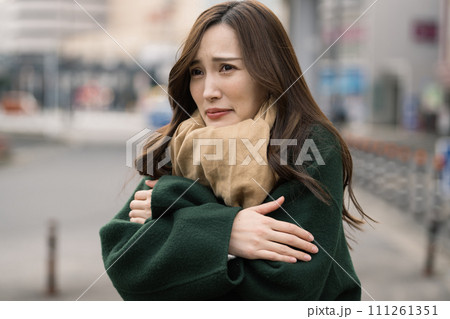 寒い外で待つ凍える若い女性 111261351