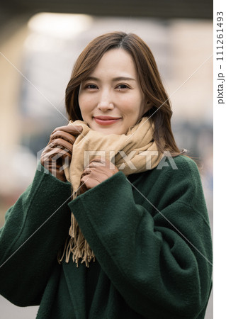 寒い外で待つ若い女性 寒い外で待つ若い女性 111261493