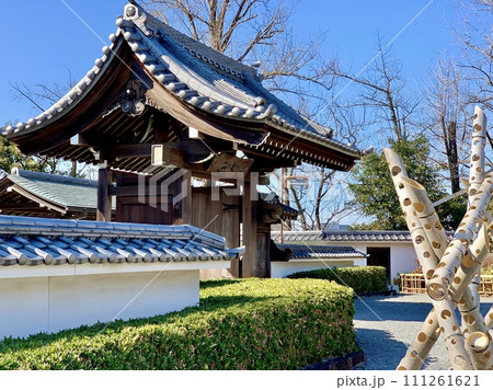 青空に映える岡崎城二の丸能楽堂の門〈岡崎城公園/愛知県岡崎市〉 111261621