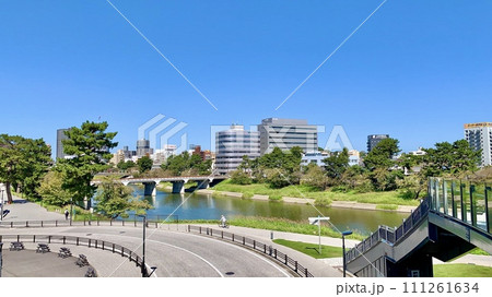 名鉄東岡崎駅より乙川に続くペデストリアンデッキからの眺め［乙川河川緑地/愛知県岡崎市］ 111261634