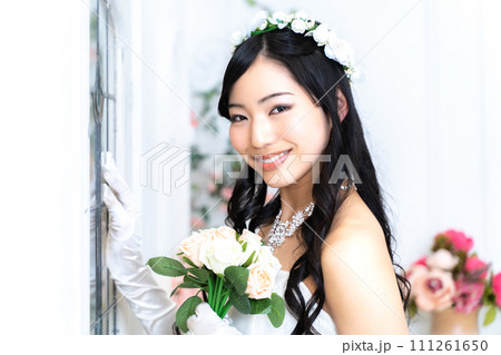 ウェディングミニドレスの花嫁 111261650