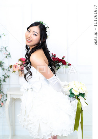 ウェディングミニドレスの花嫁 111261657