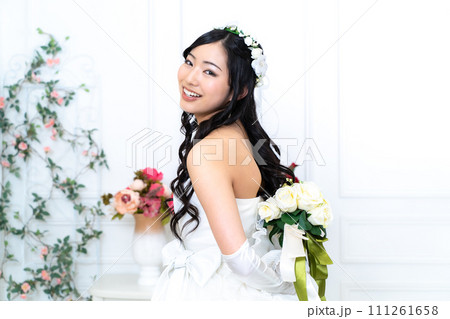 ウェディングミニドレスの花嫁 ウェディングミニドレスの花嫁 111261658