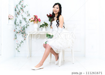 ウェディングミニドレスの花嫁 111261671