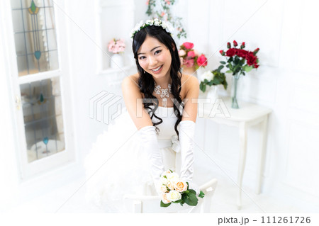 ウェディングミニドレスの花嫁 111261726