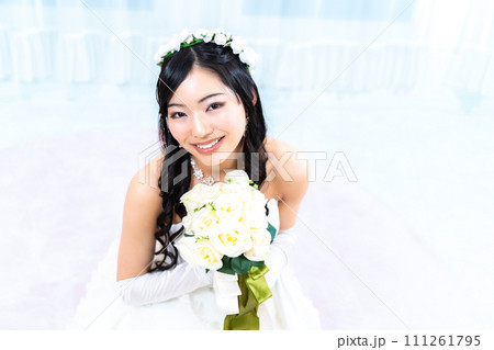 ウェディングミニドレスの花嫁 111261795