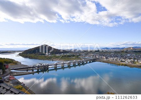 犬山城天守から見る伊木山とライン大橋【岐阜県各務原市】 犬山城天守から見る伊木山とライン大橋【岐阜県各務原市】 111262633