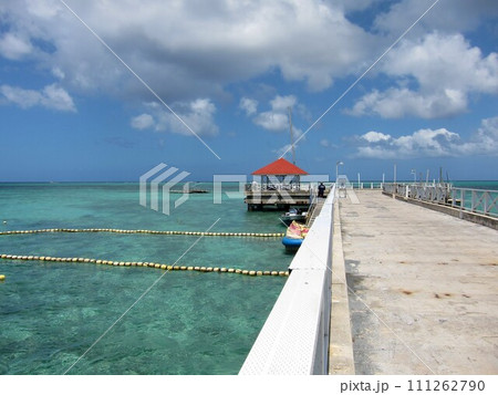【グアム】エメラルドグリーンの海の上に延びるココス島の白い橋 【グアム】エメラルドグリーンの海の上に延びるココス島の白い橋 111262790