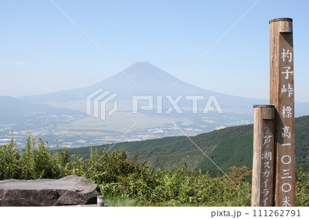 杓子峠から見た夏の富士山 杓子峠から見た夏の富士山 111262791