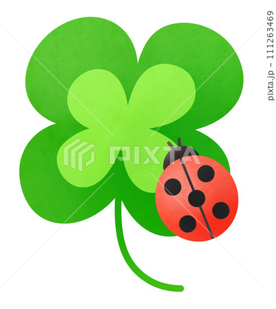 てんとう虫と大きな四つ葉のクローバー 111263469