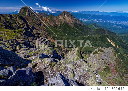 八ヶ岳連峰・横岳主峰から見る赤岳・阿弥陀岳と中央アルプスの山並み 八ヶ岳連峰・横岳主峰から見る赤岳・阿弥陀岳と中央アルプスの山並み 111263632