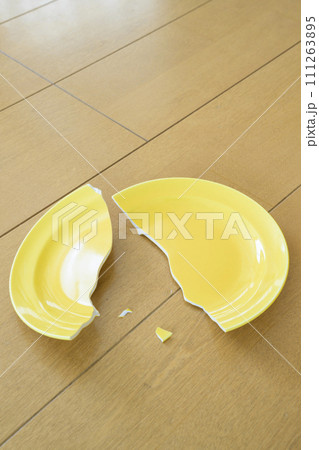 割れた皿 割れた皿 111263895