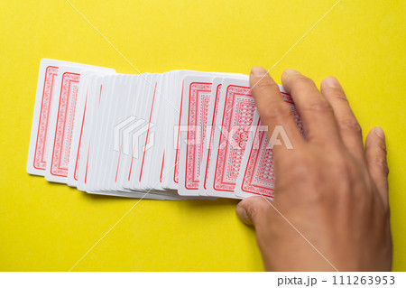 トランプを持つ人 111263953