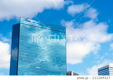 オフィスビルの窓と青空 111264327