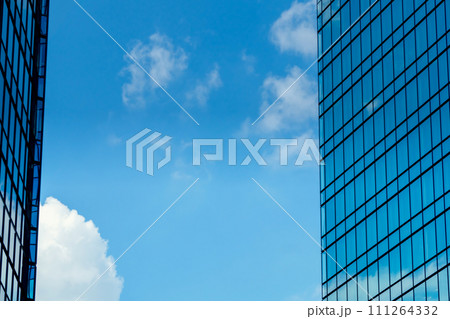 オフィスビルの窓と空 オフィスビルの窓と空 111264332