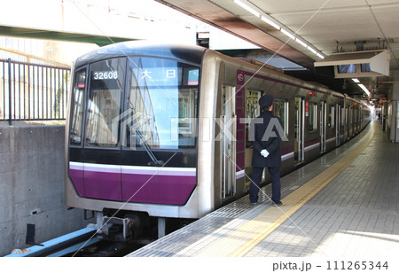 大阪メトロ八尾南駅に停車する車両と車掌 大阪メトロ八尾南駅に停車する車両と車掌 111265344