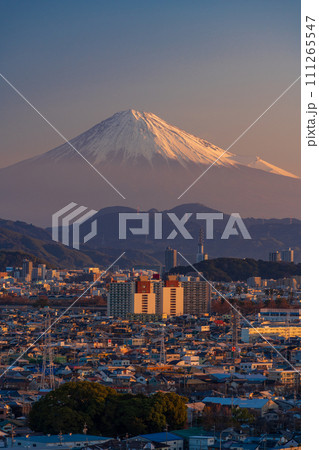（静岡県）静岡市の街並みの向こうに富士山　夜明け 111265547