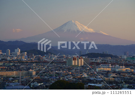 （静岡県）静岡市の街並みの向こうに富士山　夜明け 111265551