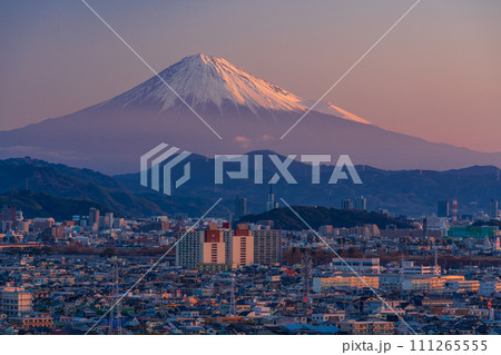 （静岡県）静岡市の街並みの向こうに富士山　夜明け 111265555