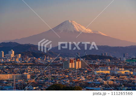 （静岡県）静岡市の街並みの向こうに富士山　夜明け 111265560