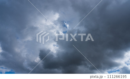 青空に流れるたくさんの雲 111266195