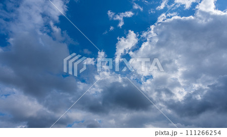 青空に流れるたくさんの雲 青空に流れるたくさんの雲 111266254