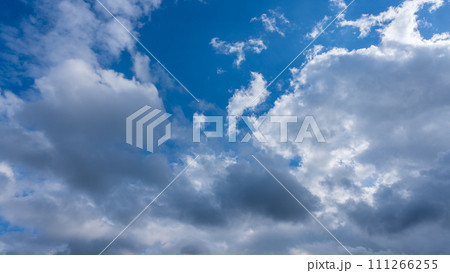 青空に流れるたくさんの雲 青空に流れるたくさんの雲 111266255