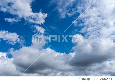 青空に流れるたくさんの雲 青空に流れるたくさんの雲 111266274