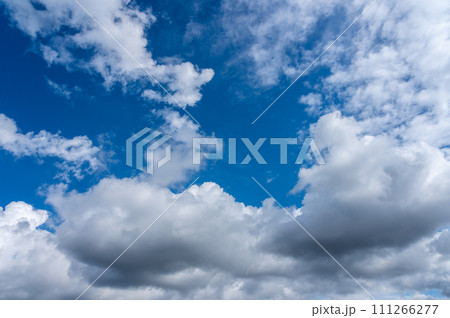 青空に流れるたくさんの雲 青空に流れるたくさんの雲 111266277