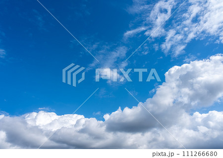 青空に流れるたくさんの雲 111266680