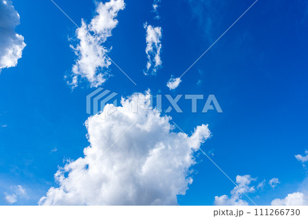 青空に流れるたくさんの雲 青空に流れるたくさんの雲 111266730