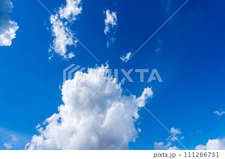 青空に流れるたくさんの雲 青空に流れるたくさんの雲 111266731