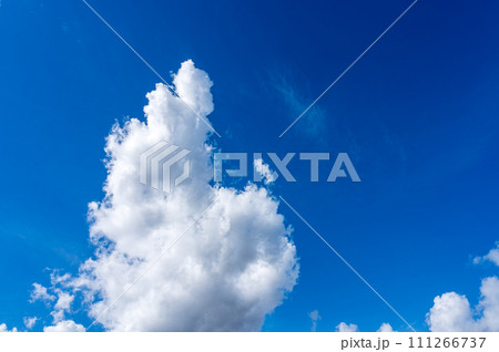 青空に流れるたくさんの雲 111266737