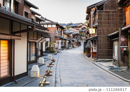 京都 京町家が建ち並ぶ二年坂 朝景 京都 京町家が建ち並ぶ二年坂 朝景 111266917