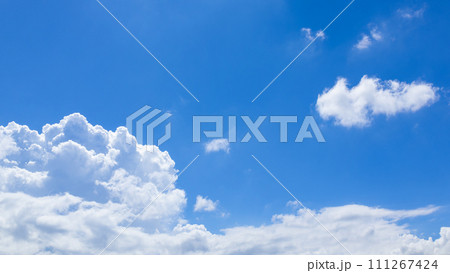 青空にあらわれた積乱雲 111267424