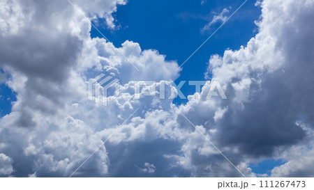 青空にあらわれた積乱雲 111267473