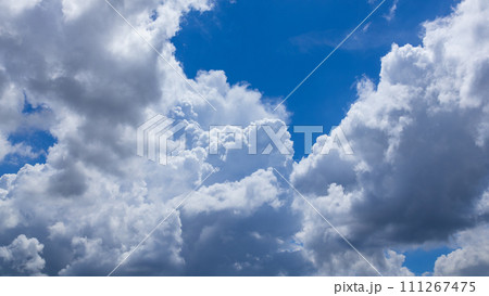 青空にあらわれた積乱雲 111267475