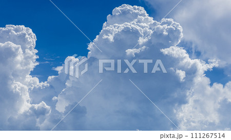 青空にあらわれた積乱雲 111267514